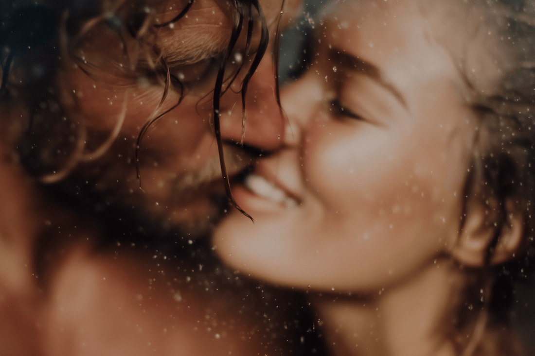 ما هو العطر الفروموني؟ وهل فعلاً يجذب النساء؟ | عطر فرموني رجالي فاخر - Royal Mirage Perfumes